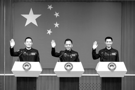 <br>          ■10月 30日，神舟二十一号载人飞行任务航天员张陆（中）、武飞（右）、张洪章在酒泉卫星发射中心问天阁与媒体记者集体见面<br><br>        