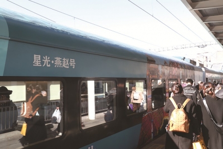 <br>          ■“星光·燕赵号”全景观光旅游列车到站，旅客开始上车 ■供图/中国铁路北京局集团有限公司<br><br>        