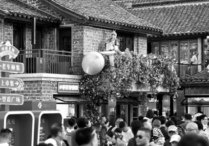 <br>          ■10月3日，演员在河北省唐山市丰南区河头老街景区为游客表演节目<br><br>        