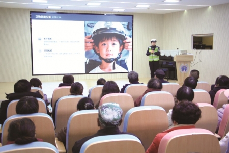 <br>          ■井陉矿区分局民警在给老人讲解如何正确佩戴头盔<br><br>        