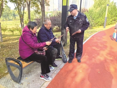 <br>          ■高新区民警发放反诈宣传资料<br><br>        