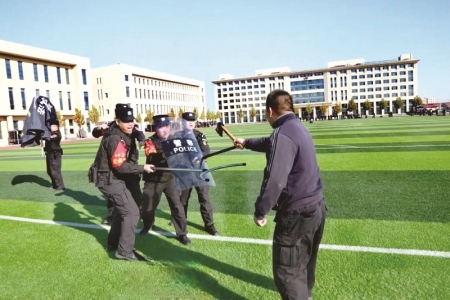 <br>          ■在最小作战单元处置科目赛场，参赛队员模拟警情处置■供图/沧州市公安局<br><br>        