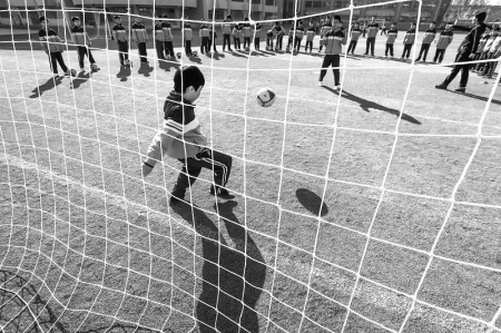 <br>          ■河北省遵化市第一实验小学的学生在大课间练习足球（资料图片） ■供图/新华社<br><br>        