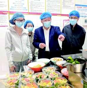 <br>          ■河北大学伙食监督管理委员会组织同学参加“后厨开放日”■供图/河北大学<br><br>        