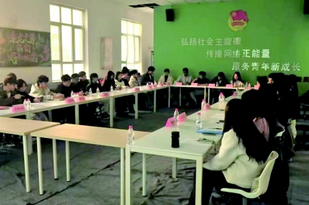 <br>          ■学生会主席联席会上讨论“食安”细节■供图/河北科技大学<br><br>        
