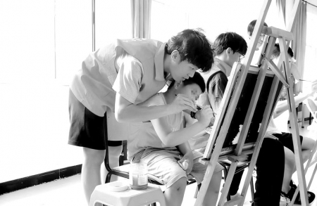 <br>          ■志愿者与孩子们在绘画中度过一段美好时光<br><br>        