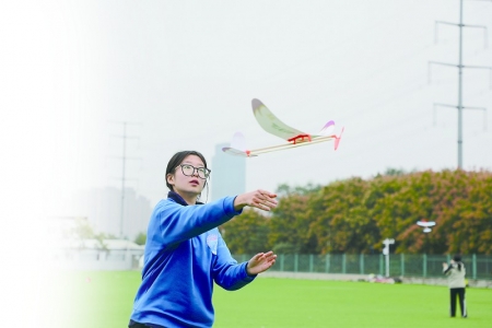 <br>          ■河北省首届中小学科学运动会上，一位选手在试飞<br><br>        