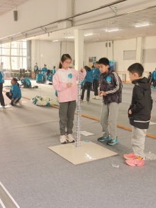 <br>          ■学生在聚精会神地搭建“扑克牌高塔”<br><br>        