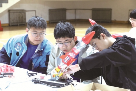 <br>          ■学生在进行水火箭打靶组装<br><br>        