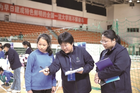 <br>          ■机器人挑战赛个人赛现场，裁判员认真为参赛选手打分<br><br>        