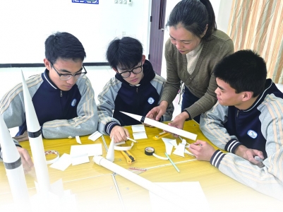 <br>          ■赵宇冰为学生讲解制作原理（从左至右依次为赵晨宇、齐诺骞、赵宇冰、展允硕）<br><br>        