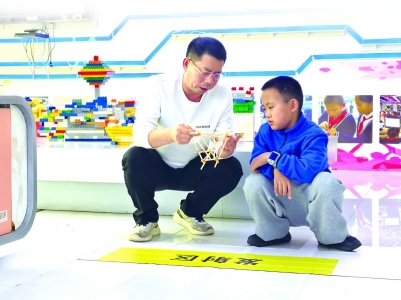 <br>          ■胡银宾（左）和何子由一起探讨抛石机原理<br><br>        