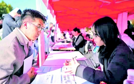 <br>          ■10月26日，河北师范大学举办“金秋启航”2025年秋季大型双选会暨河北省2026届高校毕业生行业性就业市场建设系列招聘活动师范类专场。图为招聘活动现场<br><br>        