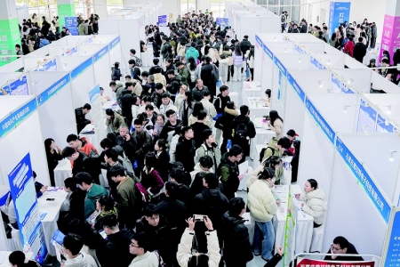 <br>          ■2025年石家庄高层次人才交流洽谈会吸引众多英才前来求职 ■供图/石家庄市人社局<br><br>        