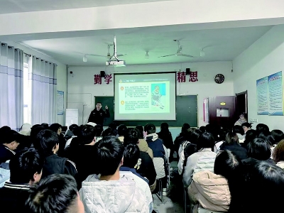 <br>          ■民警给学生讲解反诈知识<br><br>        