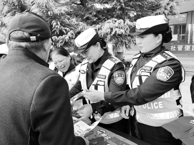 <br>          ■民辅警在张家井社区宣传交通安全知识<br><br>        