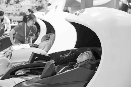 <br>          ■11月8日，在进博会消费品展区，观众体验一款按摩椅<br><br>        