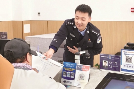 <br>          ■出入境民警为老人办理护照<br><br>        