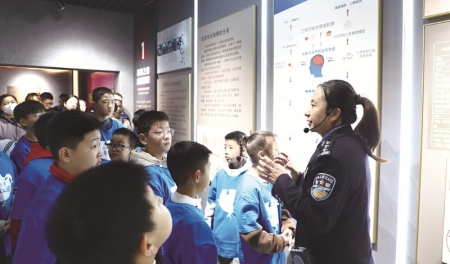 <br>          ■民警为小志愿者讲解防范药物滥用相关知识<br><br>        