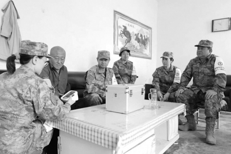 <br>          ■为老党员检查身体<br><br>        