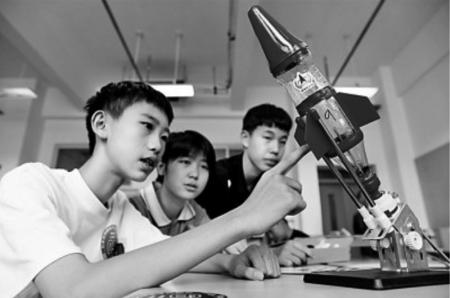 <br>          ■在石家庄市首届中小学科学运动会“水火箭打靶赛”中，参赛选手制作水火箭<br><br>        