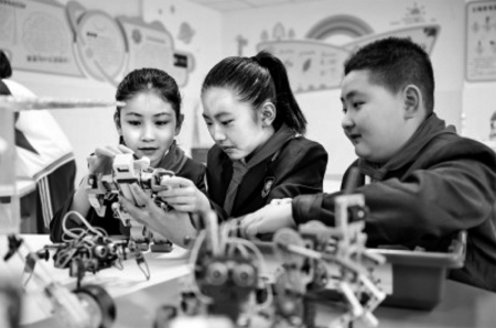 <br>          ■在合肥市庐阳区杏林小学，小学生正在科普活动室进行编程机器人操作<br><br>        