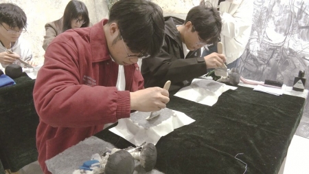 <br>          ■青年们体验传统古法拓印<br><br>        