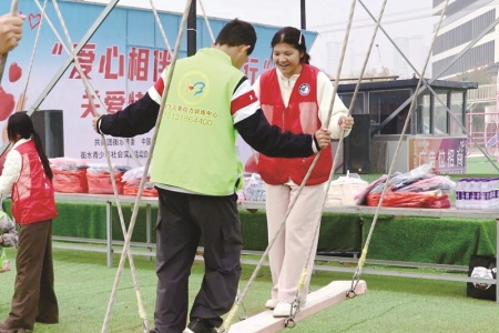 <br>          ■志愿者和孩子们一起做游戏<br><br>        