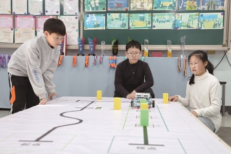 <br>          ■刘城铭、刘瑷睿、赵婧宏（从左至右）一起测试机器人<br><br>        