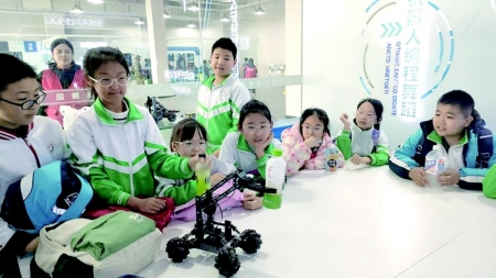 <br>          ■学生参加研学活动，观看机器人编程舞蹈<br><br>        