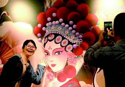 <br>          ■10月8日，游客在河北博物院参观“河北省非物质文化遗产保护成果展”■供图/新华社<br><br>        