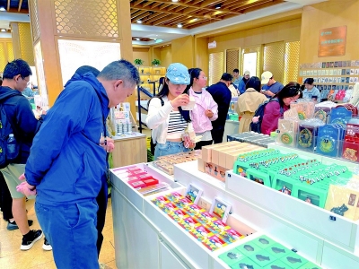 <br>          ■游客在山西博物院挑选文创产品（资料图片）■图片来源/人民网<br><br>        