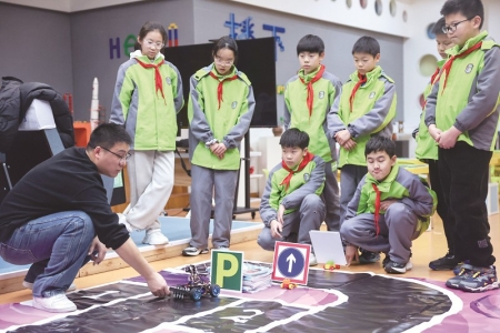 <br>          ■在嘉兴市实验小学，老师指导学生通过编程为智能小车设计行驶算法，从而实现自动驾驶■供图/新华社<br><br>        