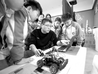 <br>          ■3月12日，在浙江省嘉兴市实验小学科技城校区科创中心内，老师指导学生通过编程为智能小车设计自动行驶算法（资料图片）■供图/新华社<br><br>        