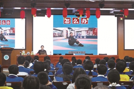 <br>          ■赵县民警在讲授“预防校园欺凌”主题法治课<br><br>        