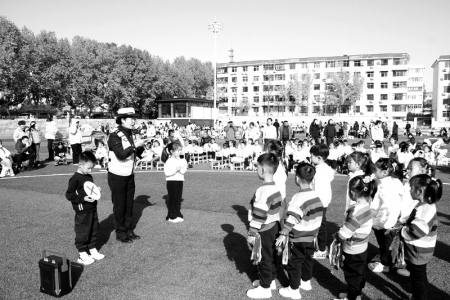 <br>          ■亲子运动会上，小朋友们正参加“交通知识抢答赛”<br><br>        