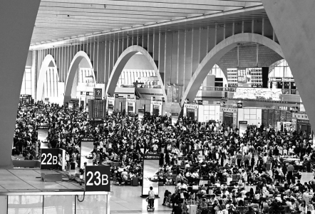 <br>          ■旅客在石家庄火车站候车大厅候车 ■供图/新华社<br><br>        