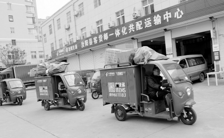 <br>          ■在中国邮政集团有限公司河南省汝阳县分公司邮件处理中心，员工们给用户送快递<br><br>        