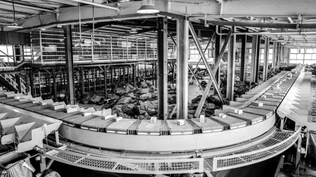 <br>          ■在中国邮政速递物流股份有限公司兴化邮政分公司转运中心，工作人员在智能快递流水线上分拣快递邮件<br><br>        