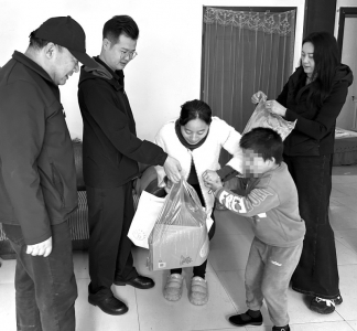 <br>          ■慰问组入户为残障儿童捐赠图书<br><br>        