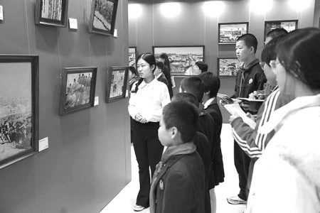 <br>          ■参加思政教育大讲堂活动的学生在参观展览 ■摄/新华网记者毛鹤然<br><br>        