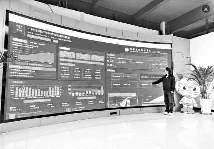 <br>          ■10月24日，邯郸职业技术学院知识产权学院工作人员演示AI+专利转化运用生态服务平台<br><br>        