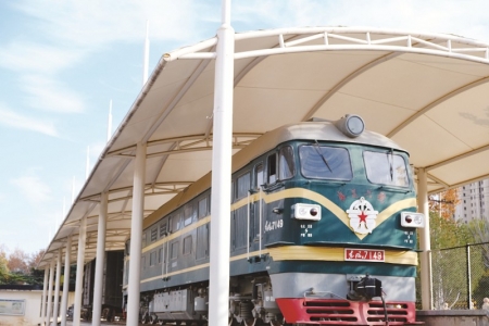 <br>          ■停靠在校内的“铁道兵号”火车机车<br><br>        