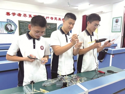 <br>          ■张峻熙、王腾飞、白鹏远（从左至右）一起制作活塞抽水机<br><br>        