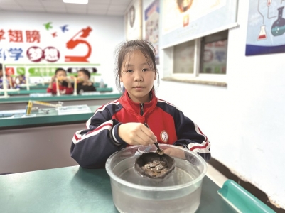 <br>          ■潘伊贺在进行橡皮泥浮力船载重测试<br><br>        