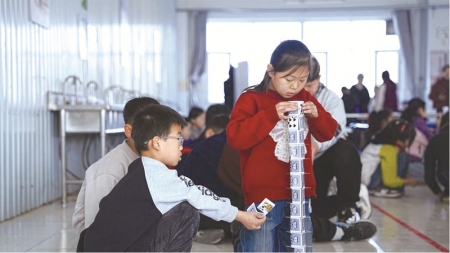 <br>          ■学生在搭建“扑克牌高塔” ■供图/宋博阳<br><br>        