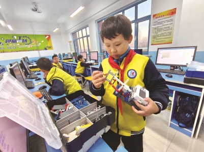 <br>          ■机器人编程社团的学生正在拼装机器人<br><br>        