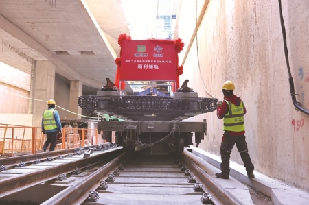 <br>          ■石家庄地铁4号线一期工程轨道铺设施工现场<br><br>        