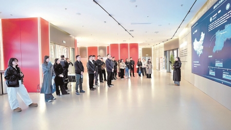 <br>          ■10月31日至11月1日，2025年“首都高校雄安行”首场集中交流活动举行。首都高校师生代表来到雄安人力资源服务产业园，了解产业园运营情况<br><br>        