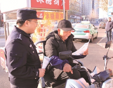 <br>          ■民警在街头发放宣传资料<br><br>        